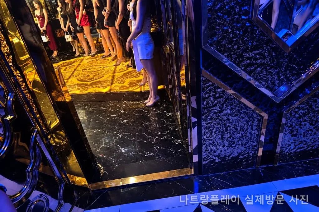 블랙·골드 룸