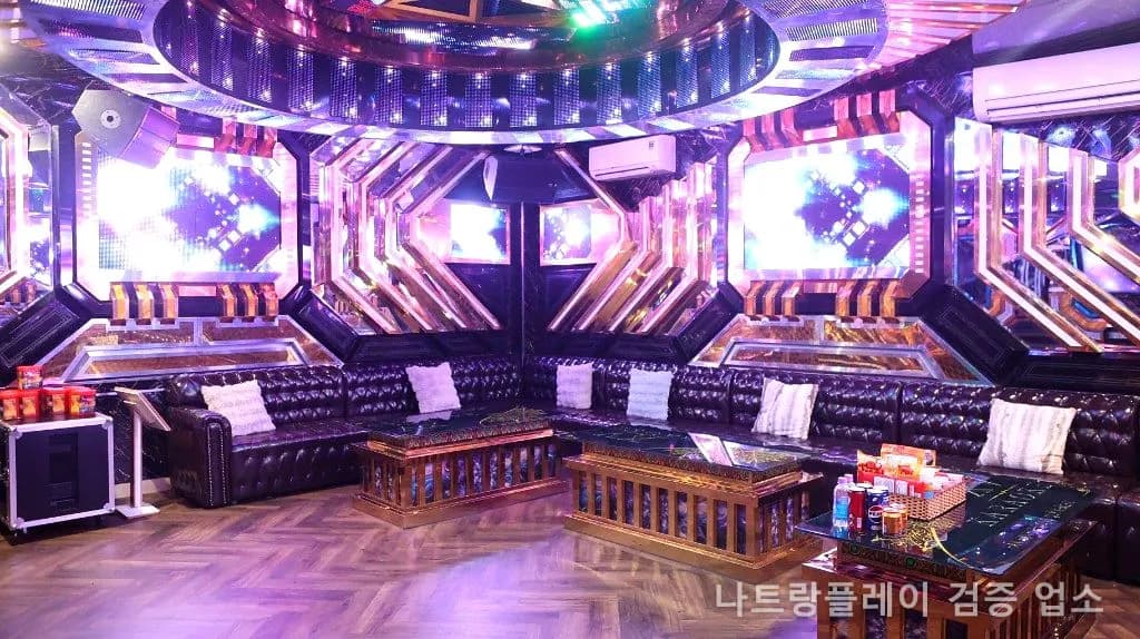 퍼플·블랙 LED 룸