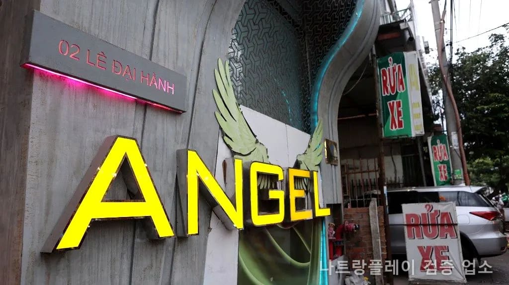 엔젤 가라오케 외관 · 02 LÊ ĐẠI HÀNH 주소 사인