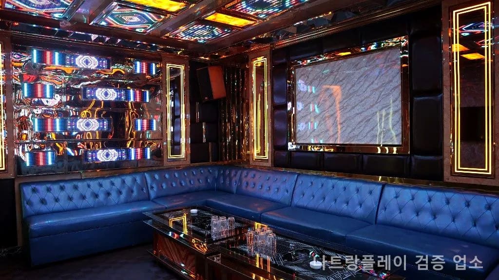 크라운 가라오케 룸 · 블루 소파와 LED 패널