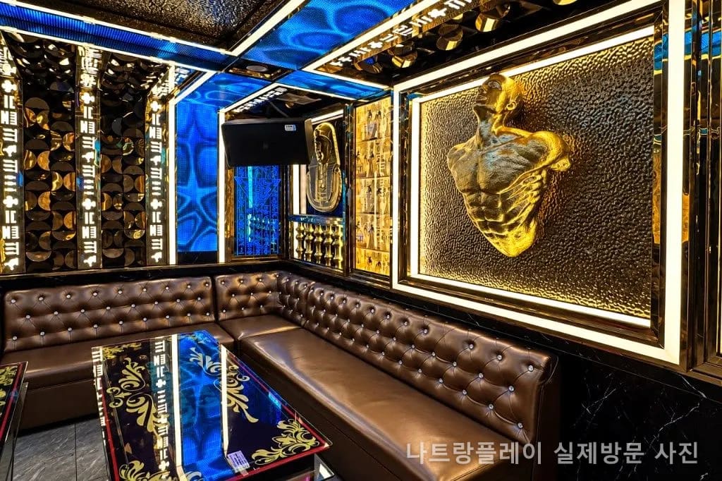 갈리나 가라오케 룸 · 이집트풍 골드 조각 인테리어