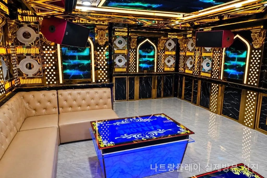 갈리나 가라오케 룸 · 골드 아치와 LED 스크린