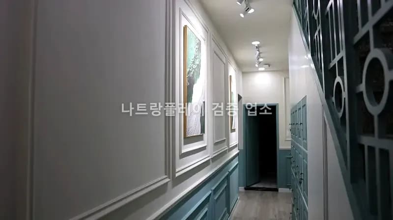 그린 이발소 갤러리 분위기 복도