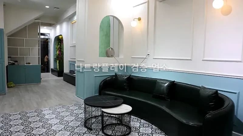 그린 이발소 대기실 · 쾌적한 인테리어