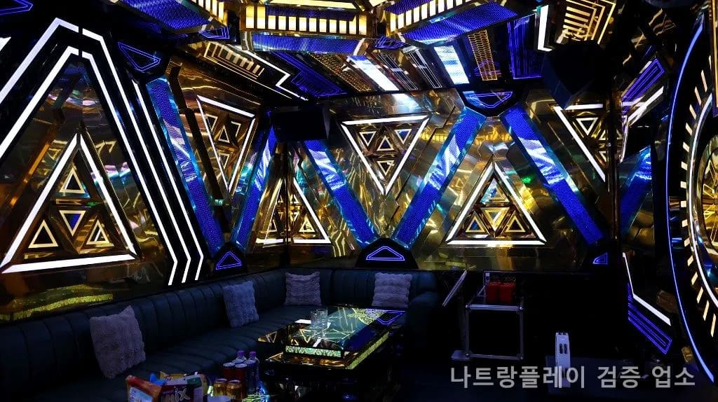 킹덤 가라오케 룸 · 골드 기하학 LED