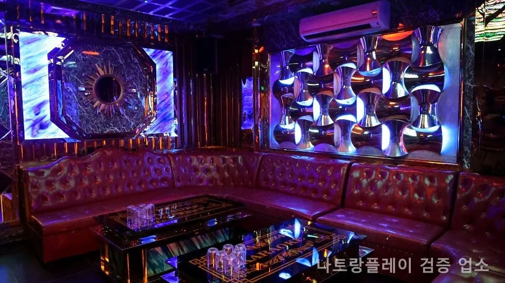 킹덤 가라오케 룸 · 마젠타 소파와 KARAOKE 테이블