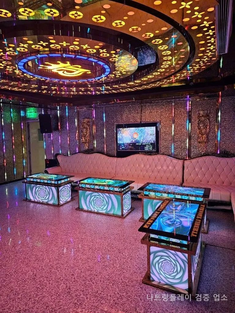 리버티 가라오케 룸 · 화이트 소파와 KARAOKE LIBERTY 테이블