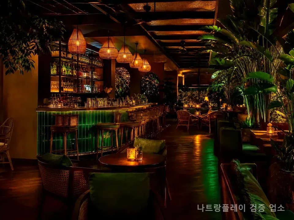 Nhà Bar