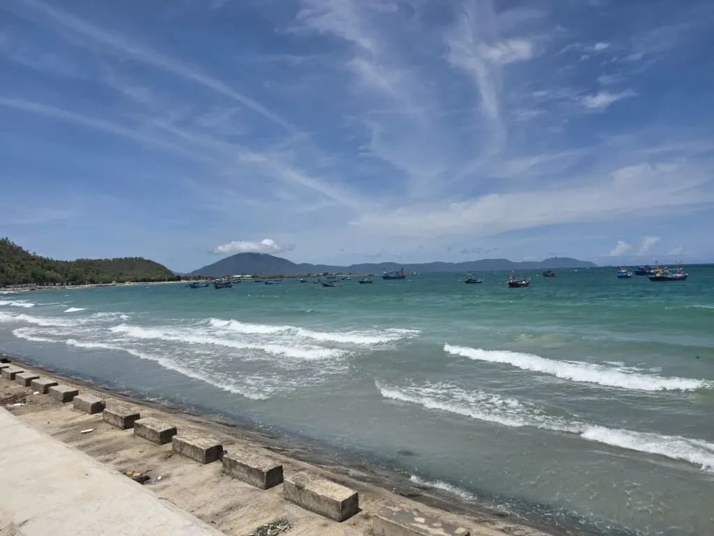 나트랑 해변과 배·산 풍경