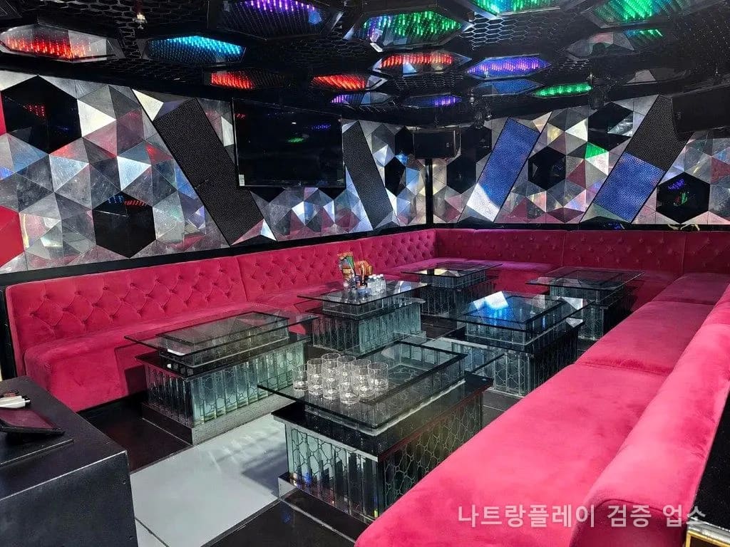퀸터 가라오케 VIP 룸 · 핑크 U자 소파